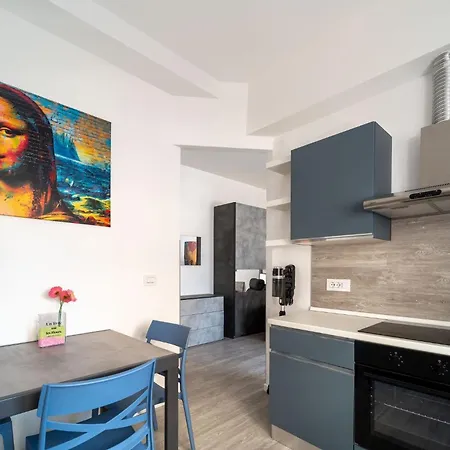 Guesthost - Bright Cozy Loft Apartman