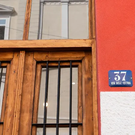 Guesthost - Bright Cozy Loft * Trieste